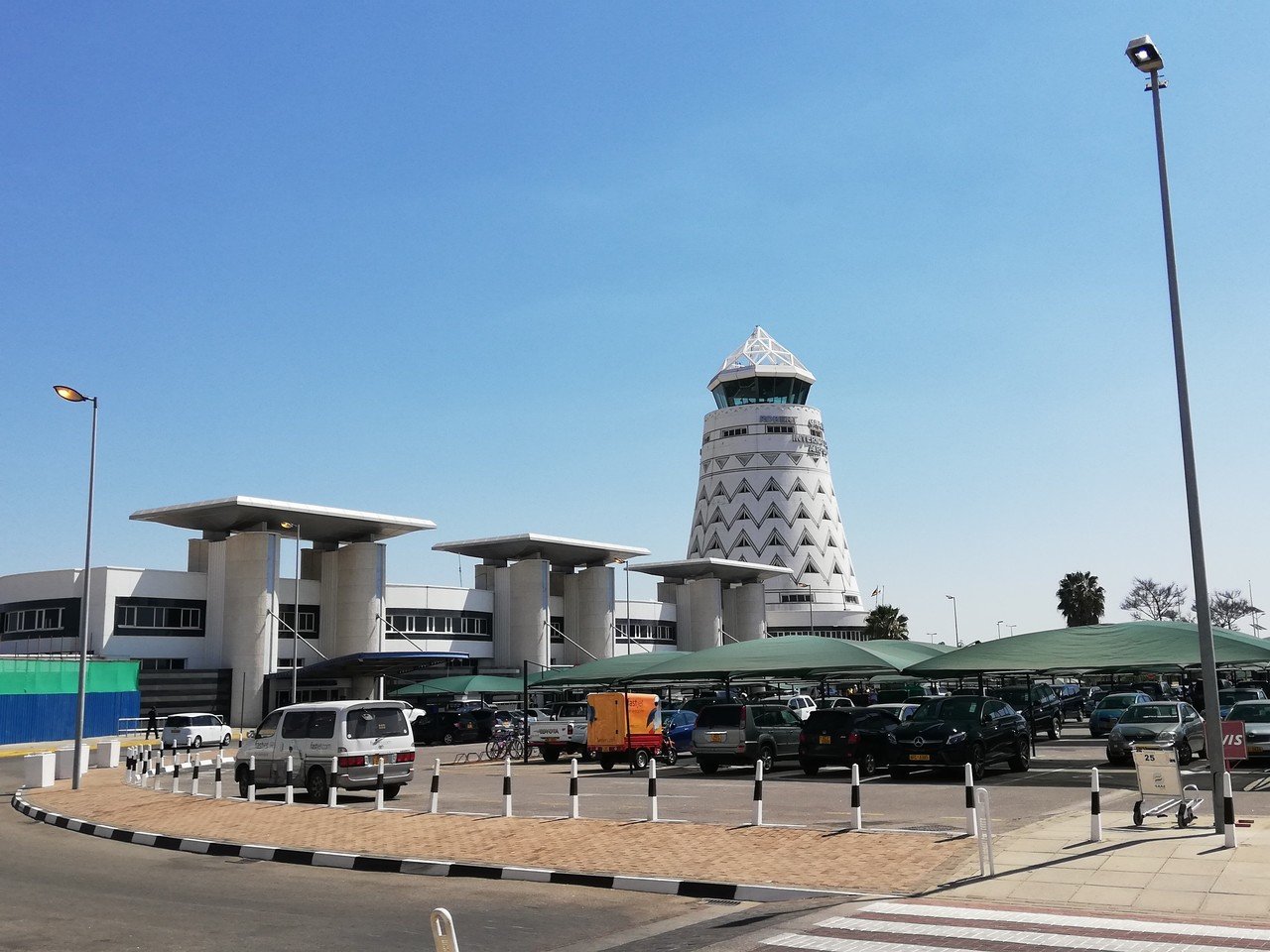 ジンバブエの首都ハラレにある ロバートムガベ空港です クーデターで失脚した大統領の名前 Wifiなし 暗い 小さな空港 明日はこちらから南アフリカへ旅立ちます 遠くの国のかわいい小物 タナツァ Note ジンバブエの首都ハラレにある ロバートムガベ空港です クーデターで失脚した大統領の名前 Wifiなし 暗い 小さな空港 明日はこちらから南アフリカへ旅立ちます 遠くの国のかわいい小物 タナツァ Note