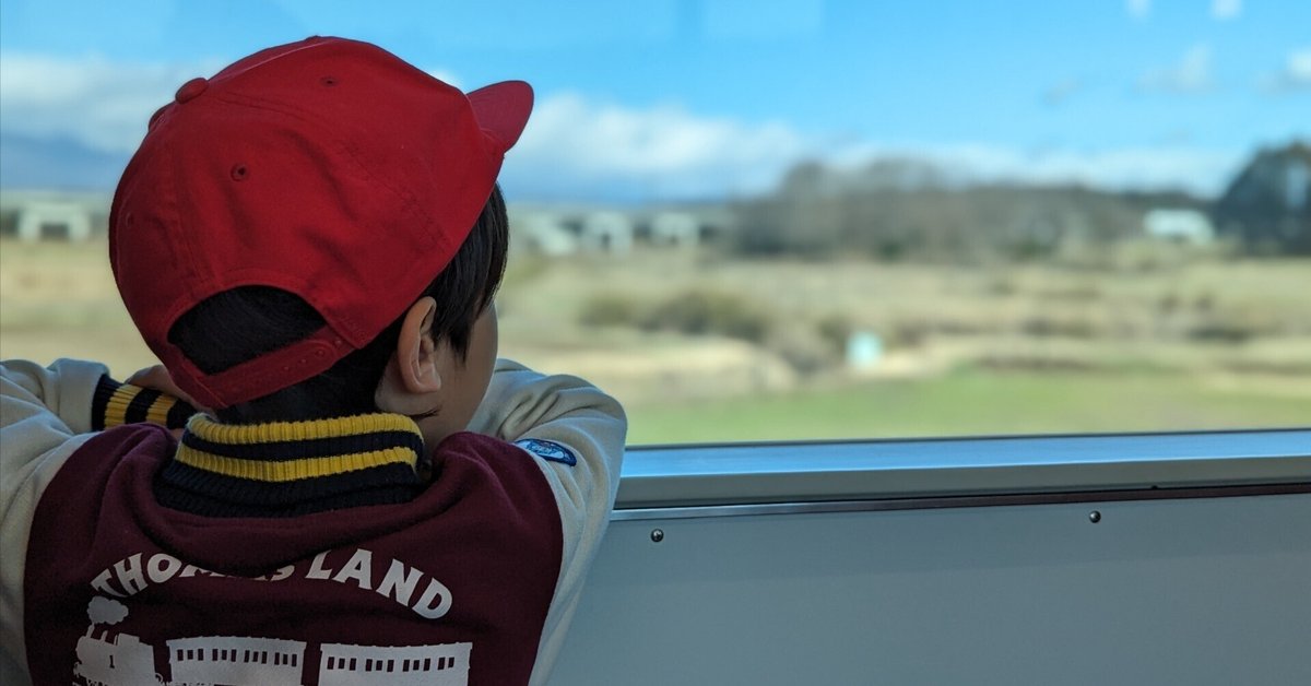 街撮り　小学生 小学生になる息子と電車で12時間、行って帰って見つけた旅の終わり。｜野やぎ