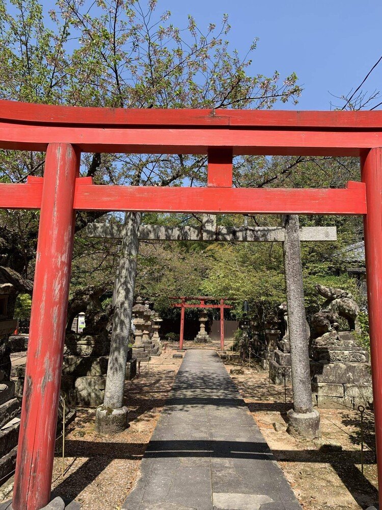 松江城の裏にひっそりと佇む城山稲荷神社