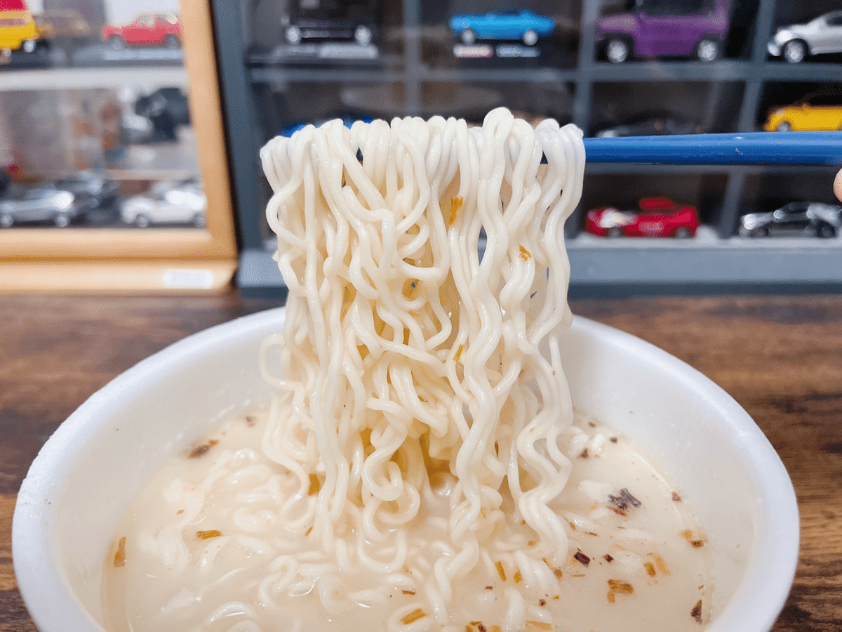 大特人気　うまかよー　鹿児島黒豚 とんこつラーメン焦がしネギ入り　おすすめ　旨い ハウス「うまかっちゃん」＜黒豚とんこつ 鹿児島焦がしねぎ風味