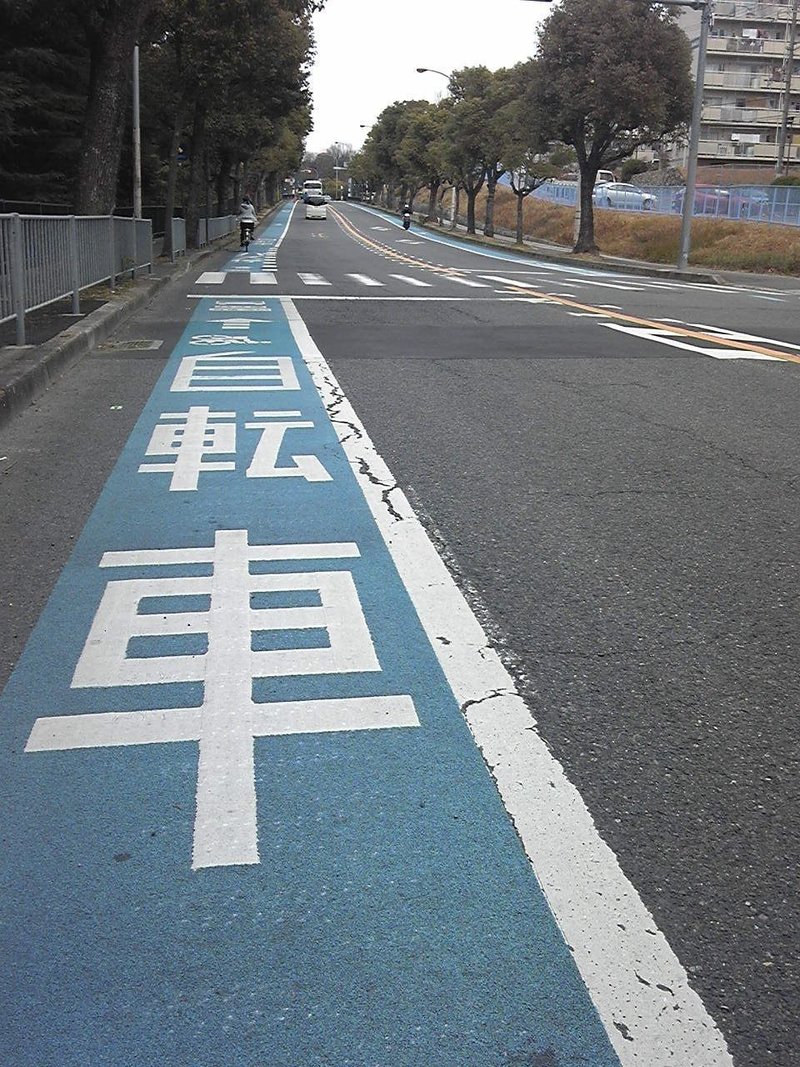 車道の端に標示された青い矢羽根 デザイン思考と本質追究を楽しもう Note