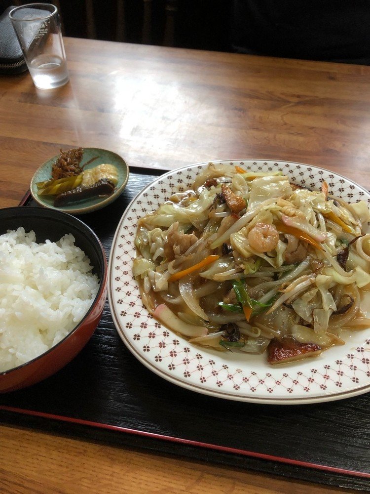 #皿うどん
佐賀県で皿うどんを注文したら、どっちですか？って聞かれます。
パリパリ麺か太麺か？ってw
私は太麺専門なのでソースたっぷりかけて食べ進めてます！