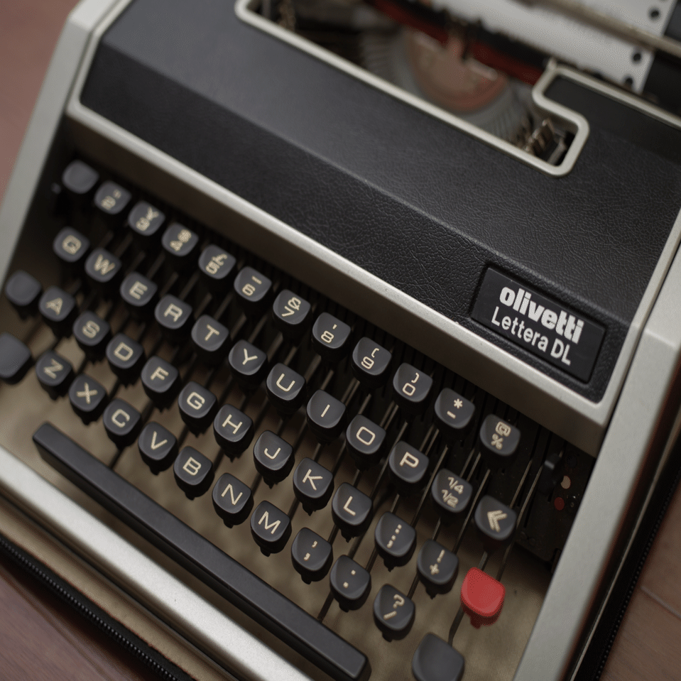 タイプライター、Olivetti Lettera DL (33)でILLIT Magneticの歌詞を