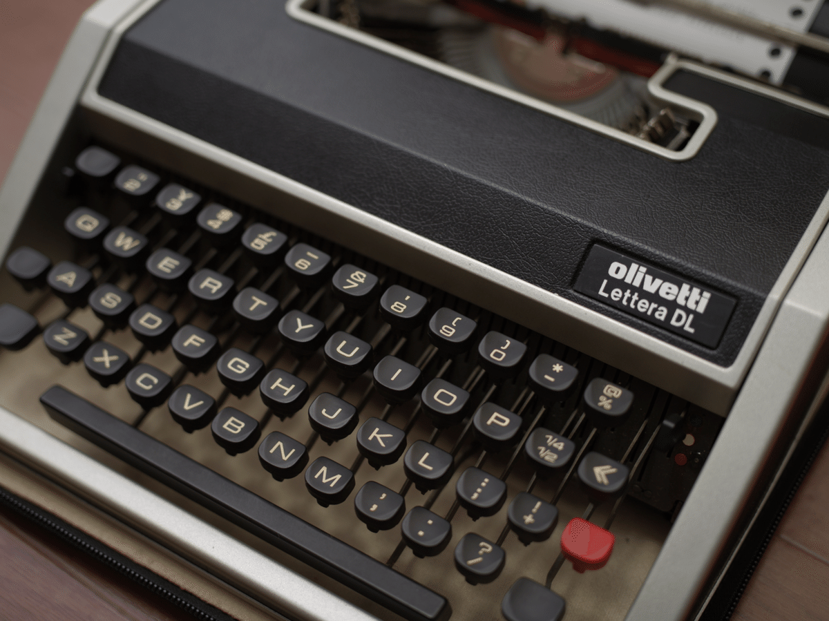 タイプライター、Olivetti Lettera DL (33)でILLIT Magneticの