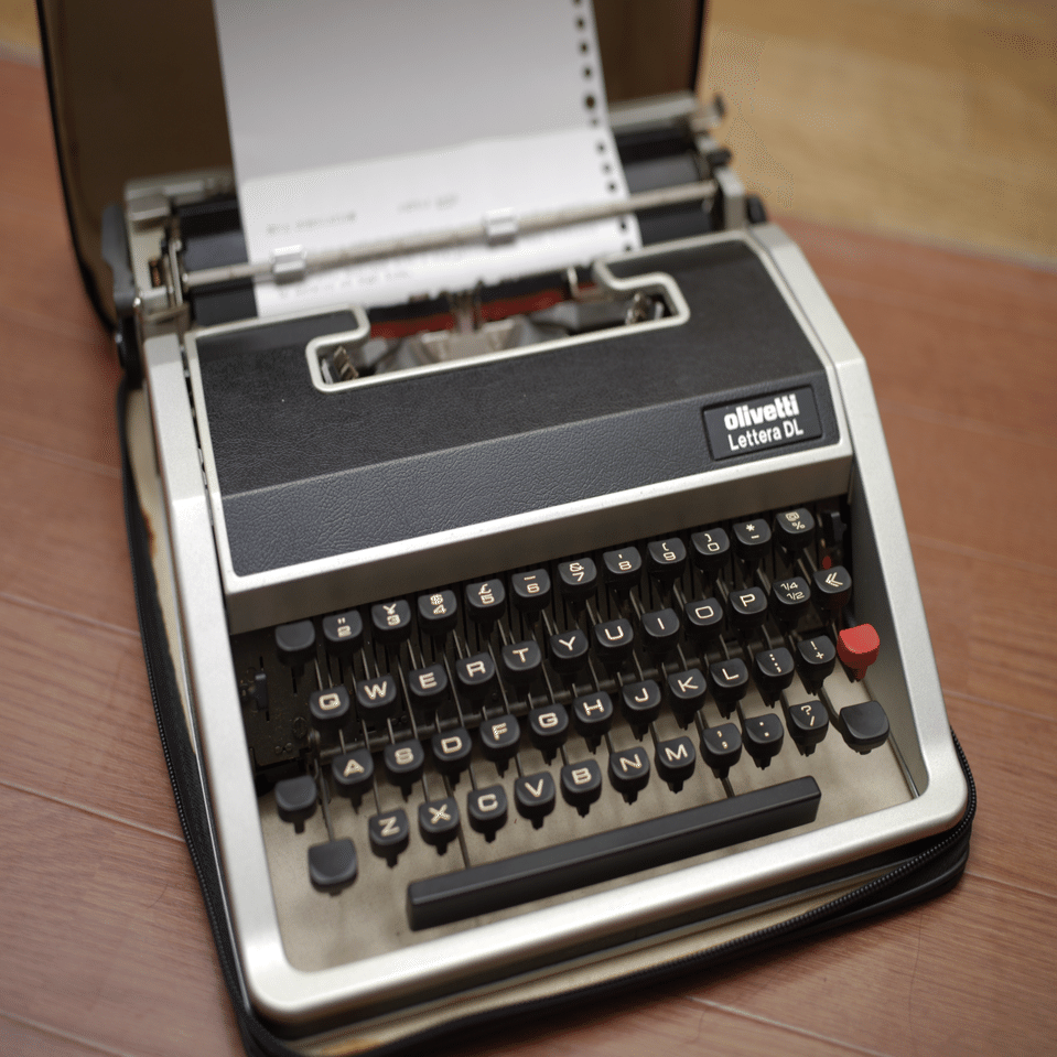 タイプライター、Olivetti Lettera DL (33)でILLIT Magneticの歌詞を