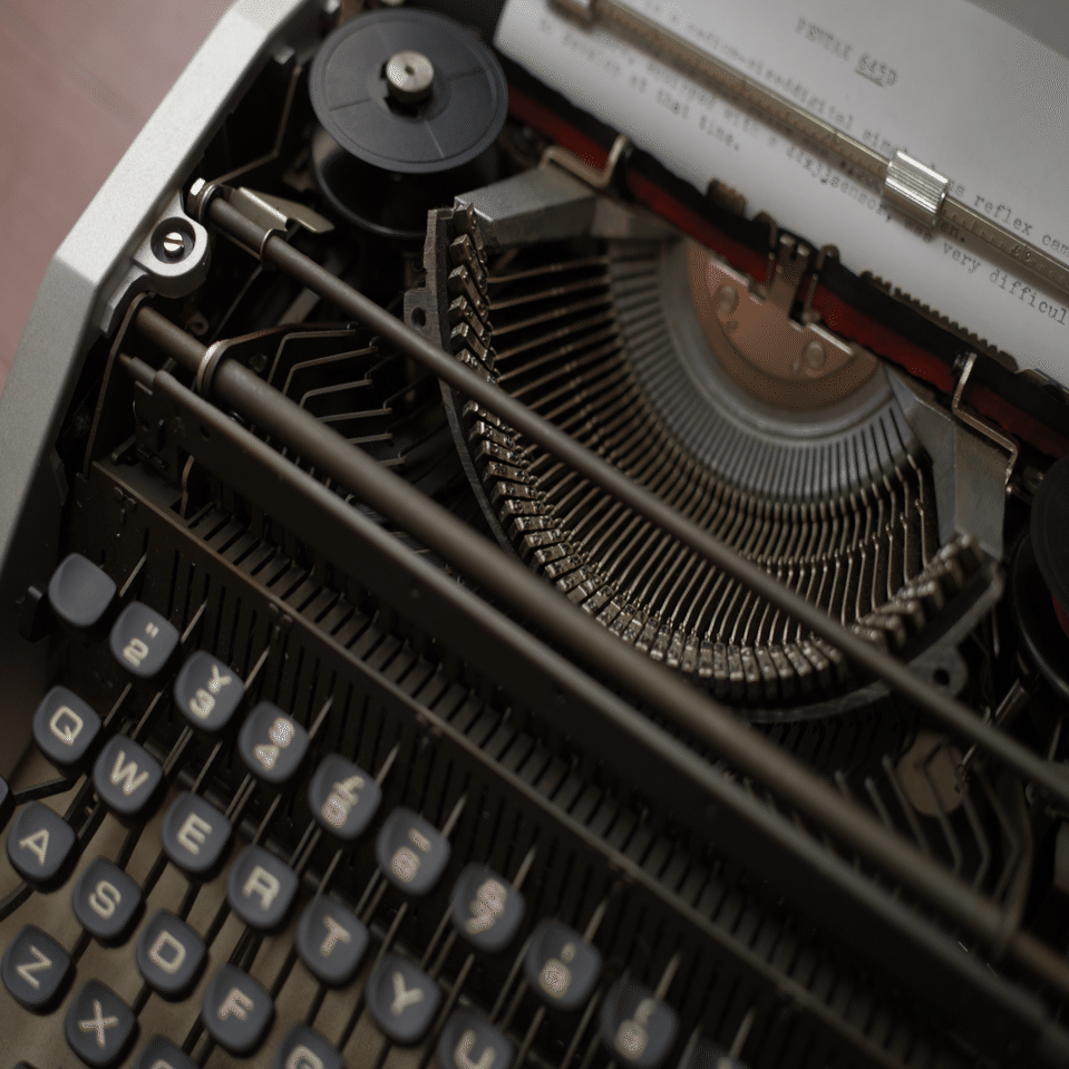 タイプライター、Olivetti Lettera DL (33)でILLIT Magneticの歌詞を