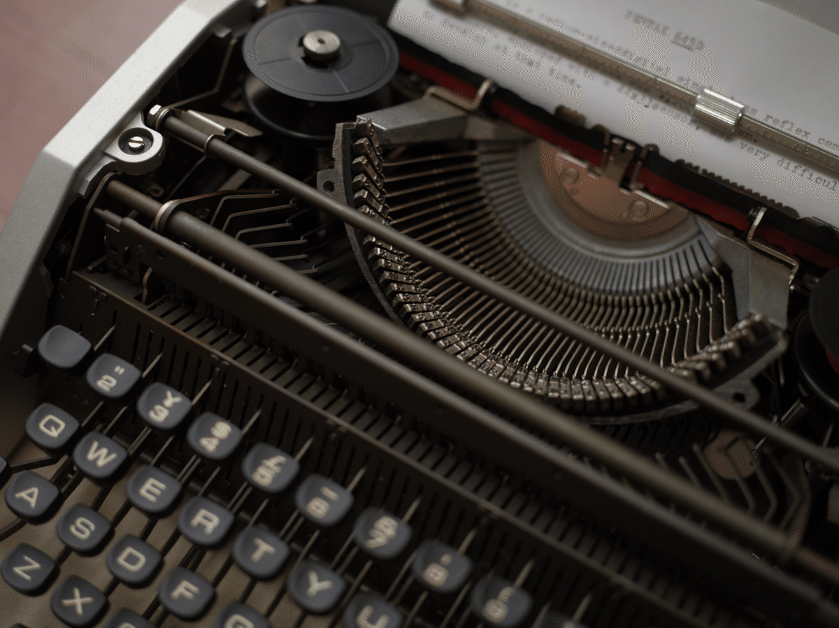 タイプライター、Olivetti Lettera DL (33)でILLIT Magneticの