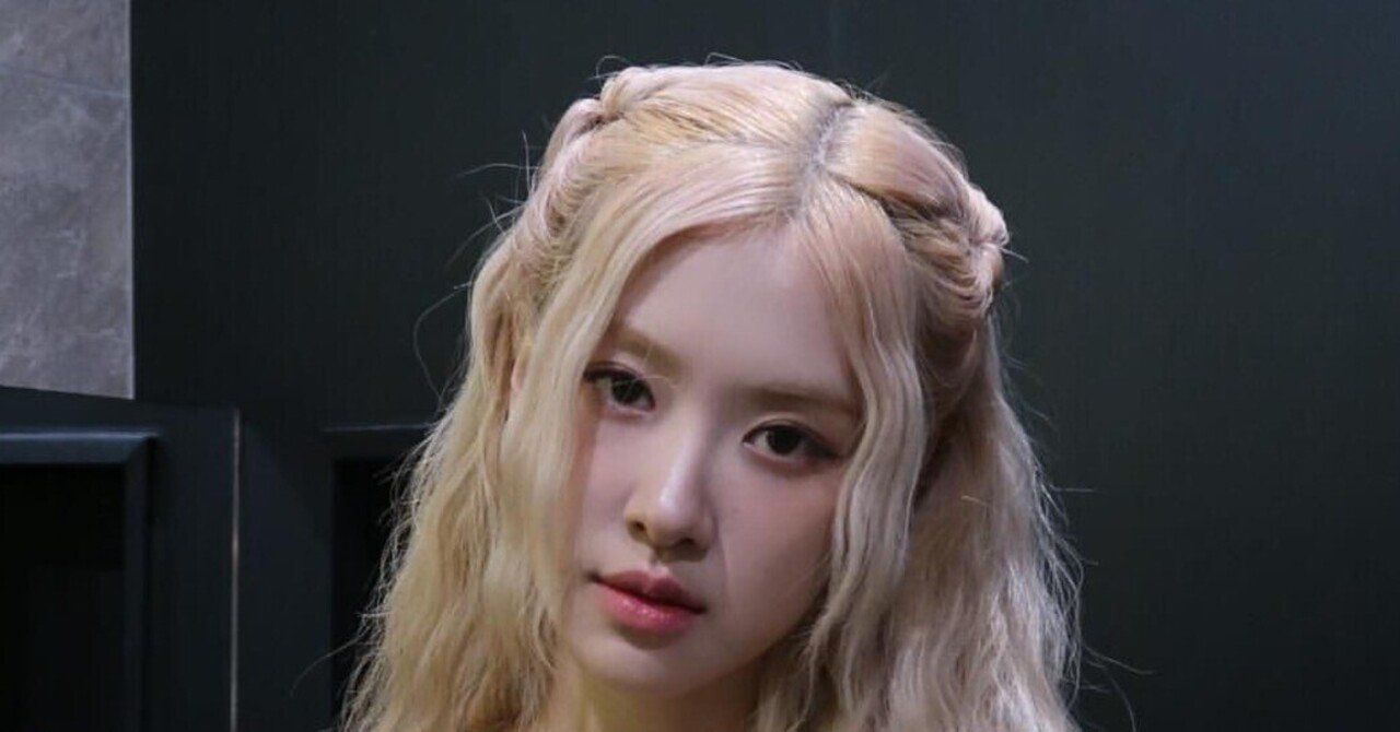 BLACKPINKのロゼがスポーティスタイルを披露 ニーハイソックスに