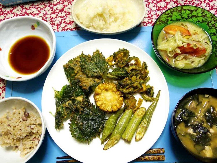 今夜はゴーヤオクラ紫蘇トウモロコシの夏野菜のから揚げ、大根おろし、キュウリとトマトともずくのサラダ、ワカメとかのお味噌汁、ご飯です。