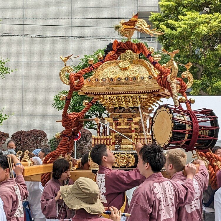 週末に行きたいお祭り
https://j-matsuri.com/shinagawa_ebara/

北の天王祭と南の天王祭が同時に開催する品川っ子の特別な期間。太鼓付きの神輿が品川を練り歩く。
#東京都
#品川区
#6月
#まつりとりっぷ #日本の祭 #japanese_festival #祭 #祭り #まつり #祭礼 #festival #旅 #travel #Journey #trip #japan #ニッポン #日本 #祭り好き #お祭り男 #祭り好きな人と繋がりたい #日本文化