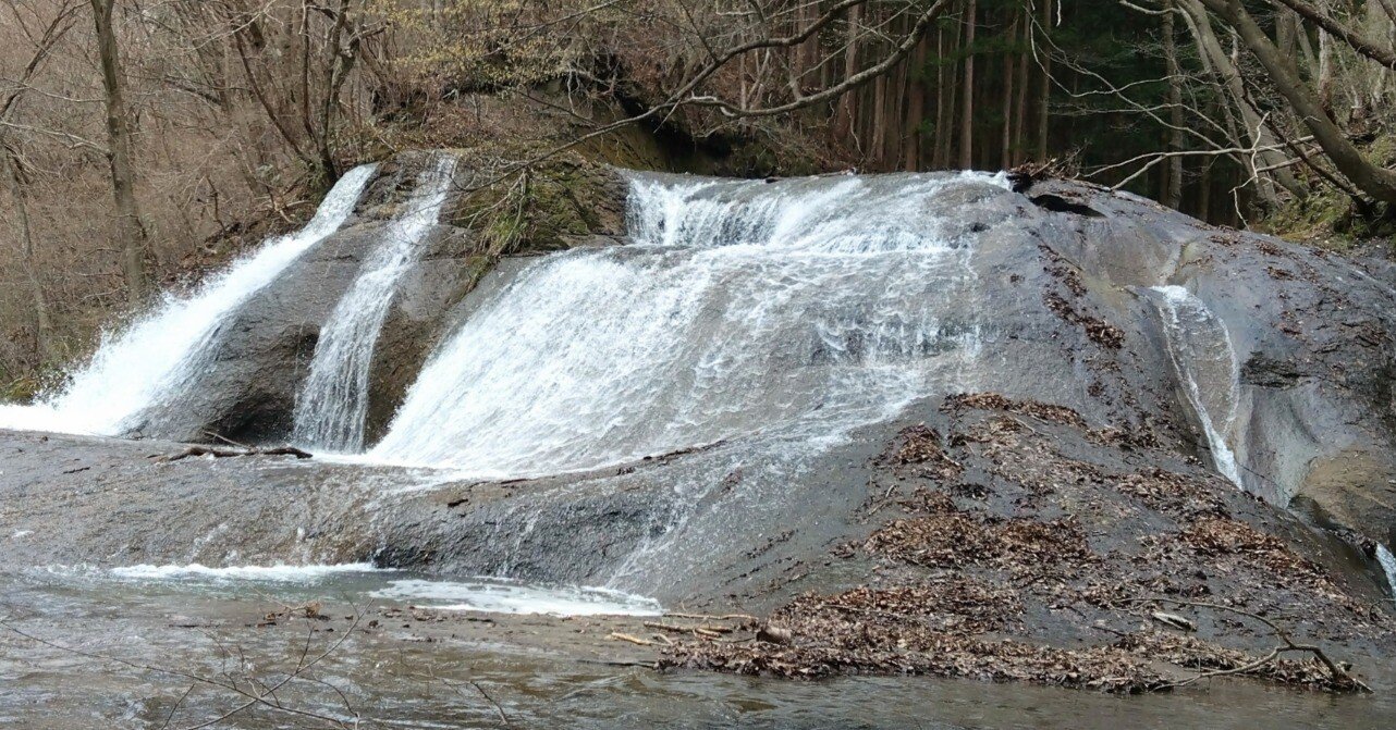 福島県西郷村を訪れる 一枚岩が造るクマが遊ぶ滝｜旅ネコちびた