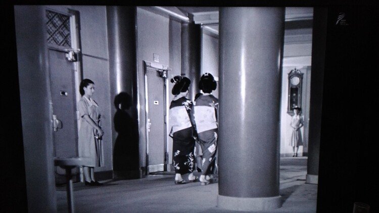 たぶん小津安二郎作品🎥だと思うけど、昔の歌舞伎座か〜と思わずテレビ画面を撮影したやつ