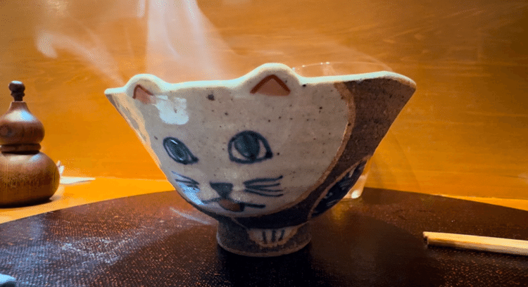 耳のついた猫の茶碗。どこで見つけるのだろう。