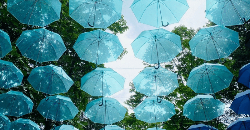 小さな小さな紙袋と男の子-すずころ日和　小雨の中-