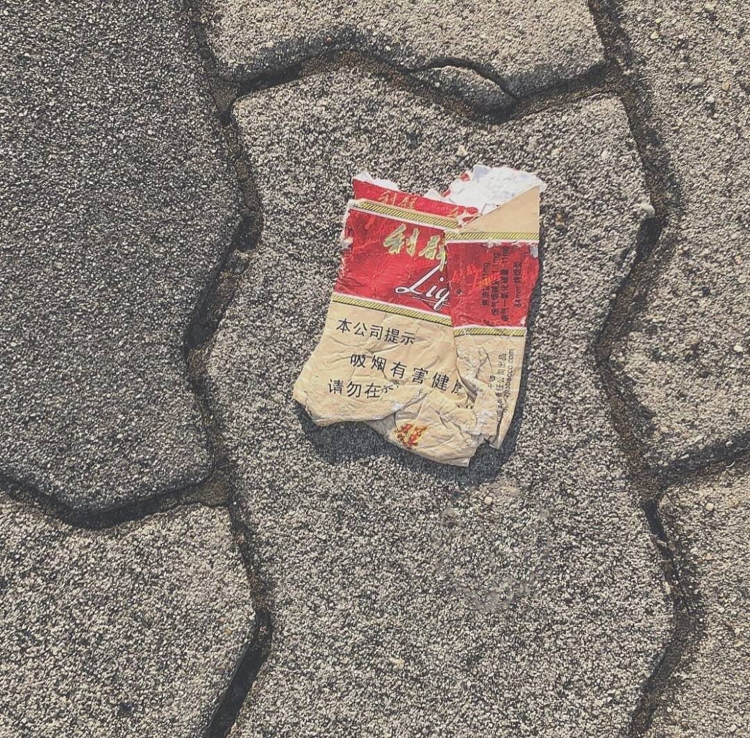 道端に捨てられたタバコ 日本ぽくないデザインで独特な雰囲気を出していた デザインでその国の雰囲気が表現されていて面白い 色々な国のタバコのデザインに興味を持った 島田 トータルデザインのユーム Note