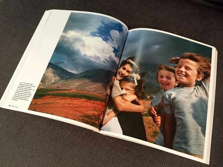 Photojounalism
150 years of outstanding
press photography
Reuel Golden

バーゲンで買った写真集の中にありました。

アルバニア難民キャンプの子供達
Children's Joy, Carol Guzy

コソボ紛争での醜い大人たち争いをよそに、これだけの笑顔が自然と溢れる。

峻厳な大地と妖しげな空を訝しむことなく思いっきり笑う。吹き荒ぶ風も楽し。