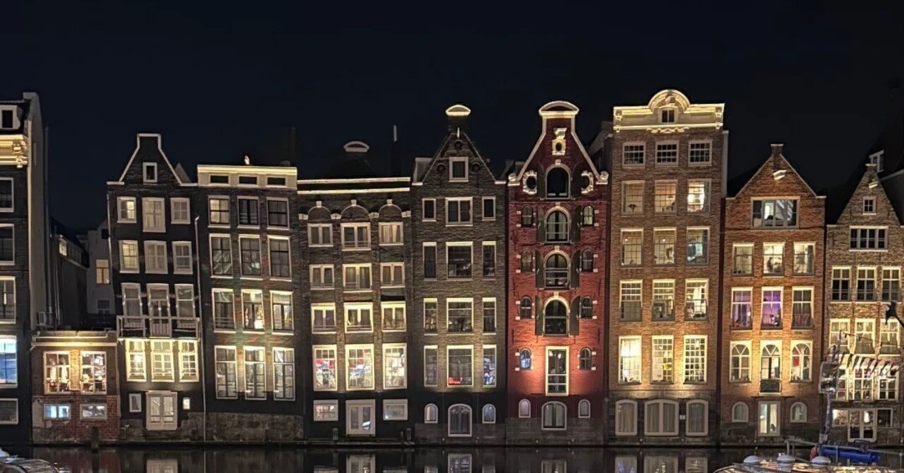アムステルダムの建物　マンション　マグネット　磁石 VENLO HOLLAND きれいだけど不格好！？アムステルダムの建物は、なぜ曲がっているの
