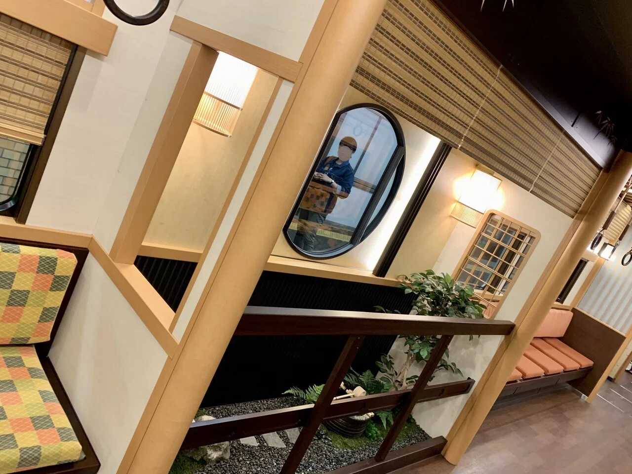 阪急の観光列車 雅洛(がらく)の社内。 観光列車と言っても、普通運賃で乗車できる特急。|京都ノート