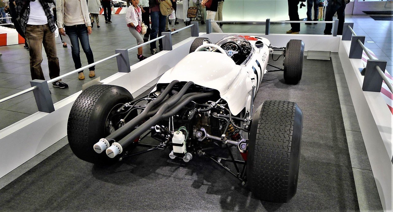 1965メキシコＧＰホンダF1レーサー優勝。縦50㎝横45㎝奥行40㎝重さ12 1965メキシコGPホンダF1レーサー優勝。縦50㎝横45㎝奥行40㎝