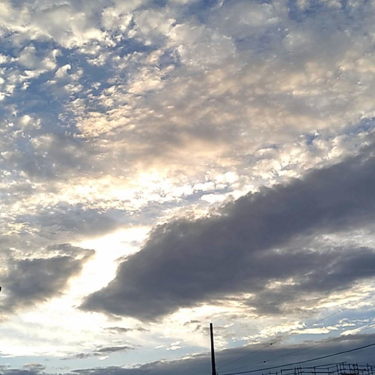 雨上がりの空 薄羽月 Note