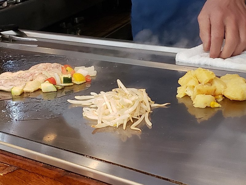 新宿駅東口で 鉄板焼きのチキンなら車屋別館のチキングリエセット H Wave1984makin Note