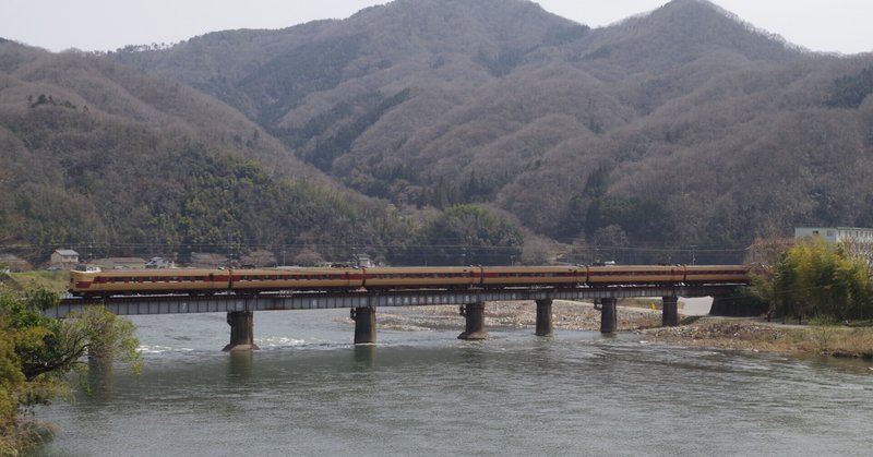 第２高梁川橋梁を渡る列車