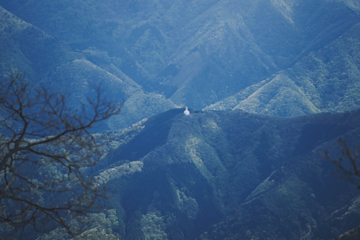 何処かの山の山頂の石
