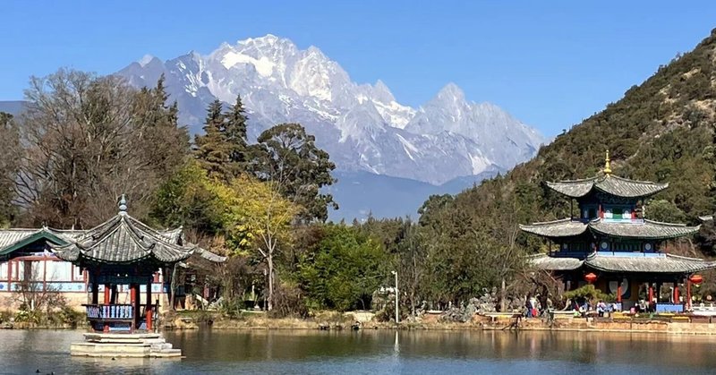 雪解け水の池と雪山が美しい🏔雲南省の黑龙潭公園