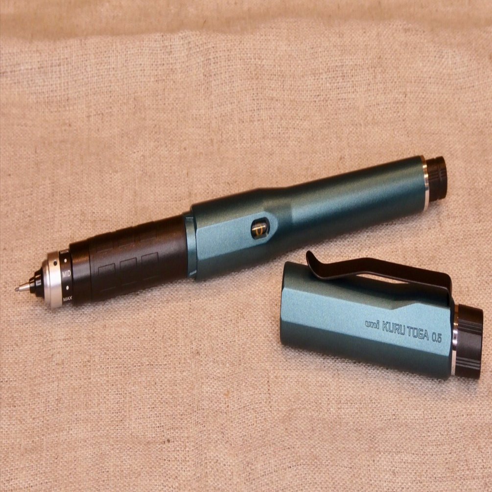 シャーペンの最高峰 「クルトガダイブ」｜サービスエリアのカフェオレ