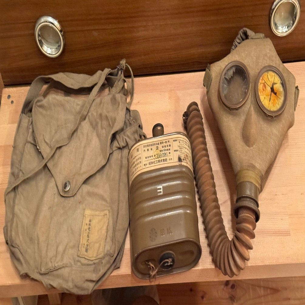 戦時　防空　防毒面 空襲対策に毒ガス防御が重視されましたが、結局使う場面はありませんで