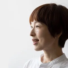 陶芸家、俳優、瞑想者の結城美栄子さんの作品展「Now Here」が12/15