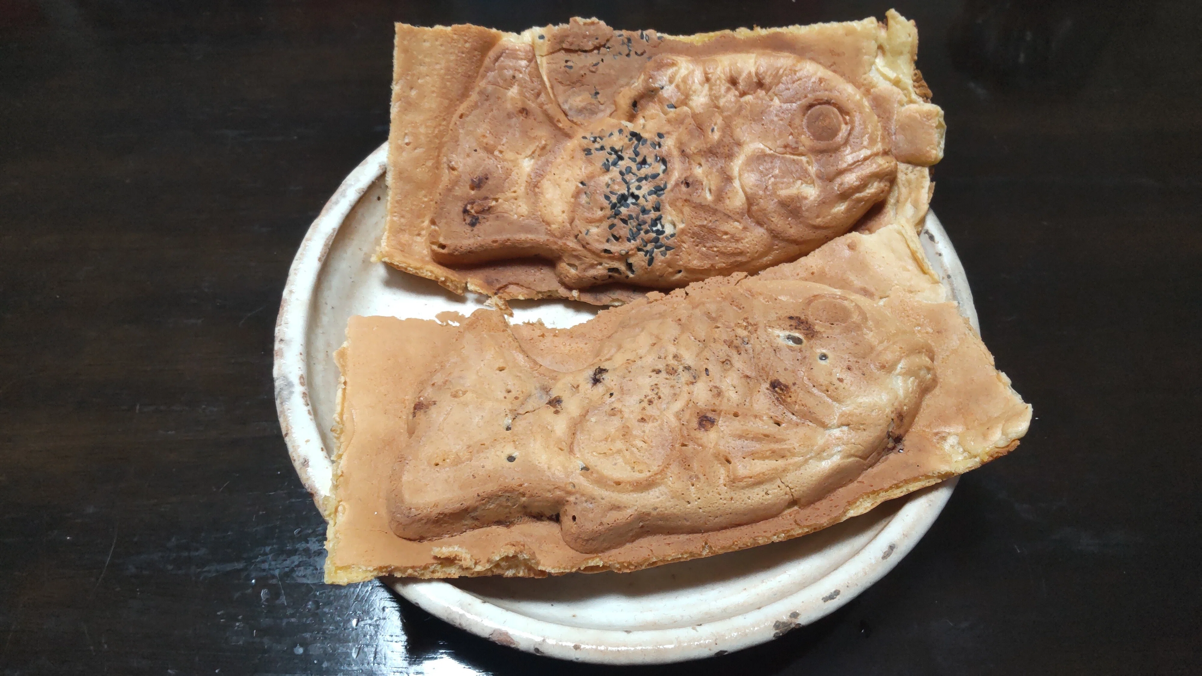最近の鯛焼きは、パリパリの皮までついている。昔は、はみ出たところは