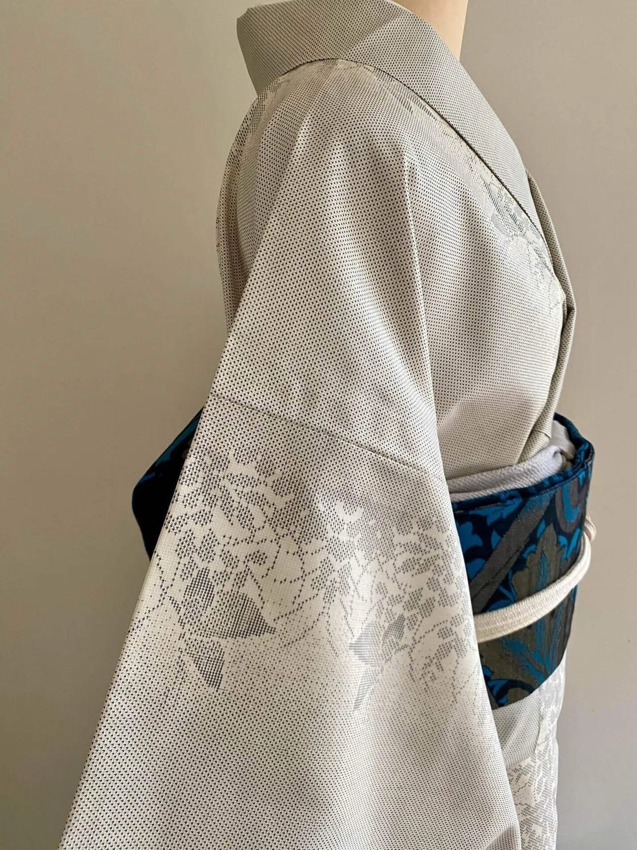憧れの白大島紬の着物　流水に菊花模様 大政 絢さんが着る、白大島紬の着物｜ひらひらと揺れるような大小の花