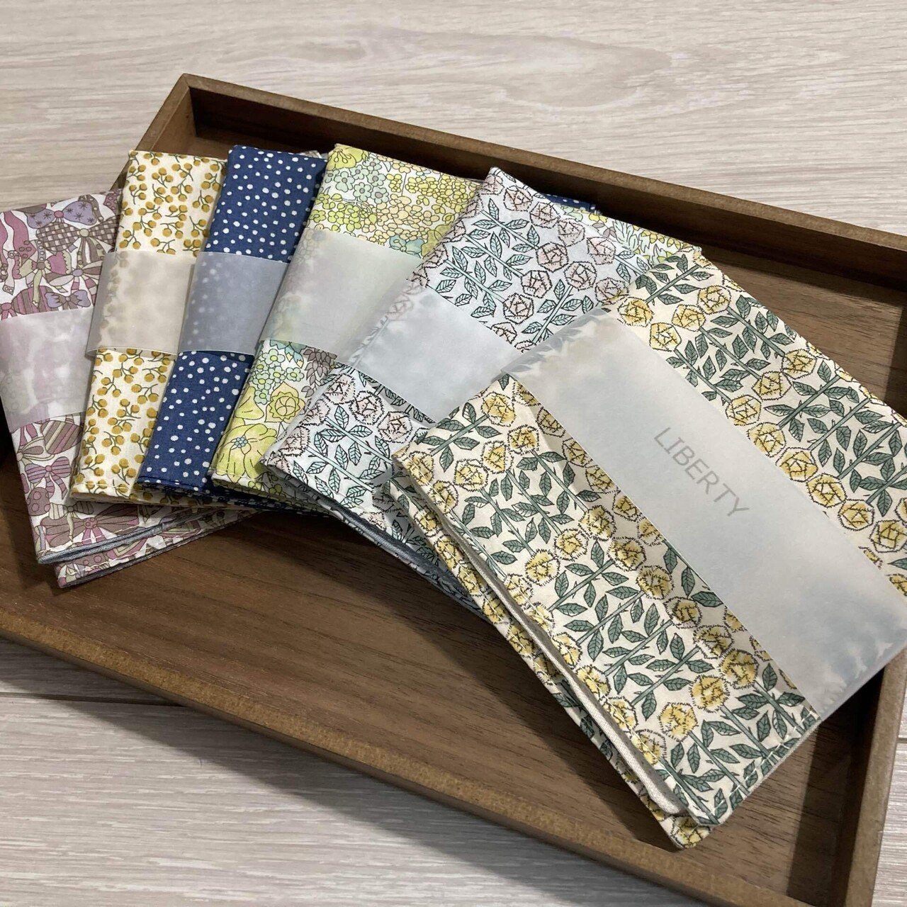 ハンドメイド ブックカバー 海外作家 手作り 巾着付き 作り方ブックカバーの基本的な作り方と応用型紙／布製しおり付き