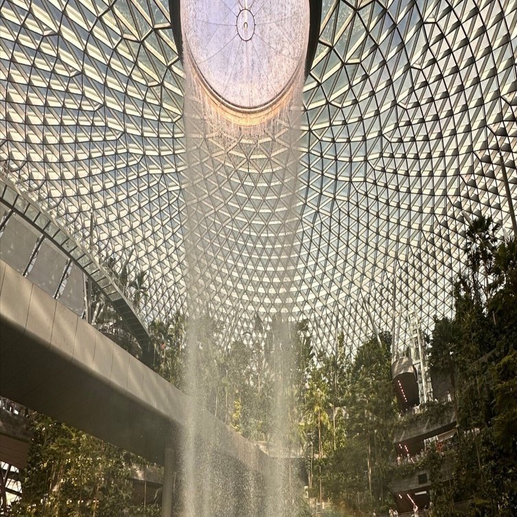 シンガポール空港の有名スポット「ジュエル」に行ってきました♪｜鈴木