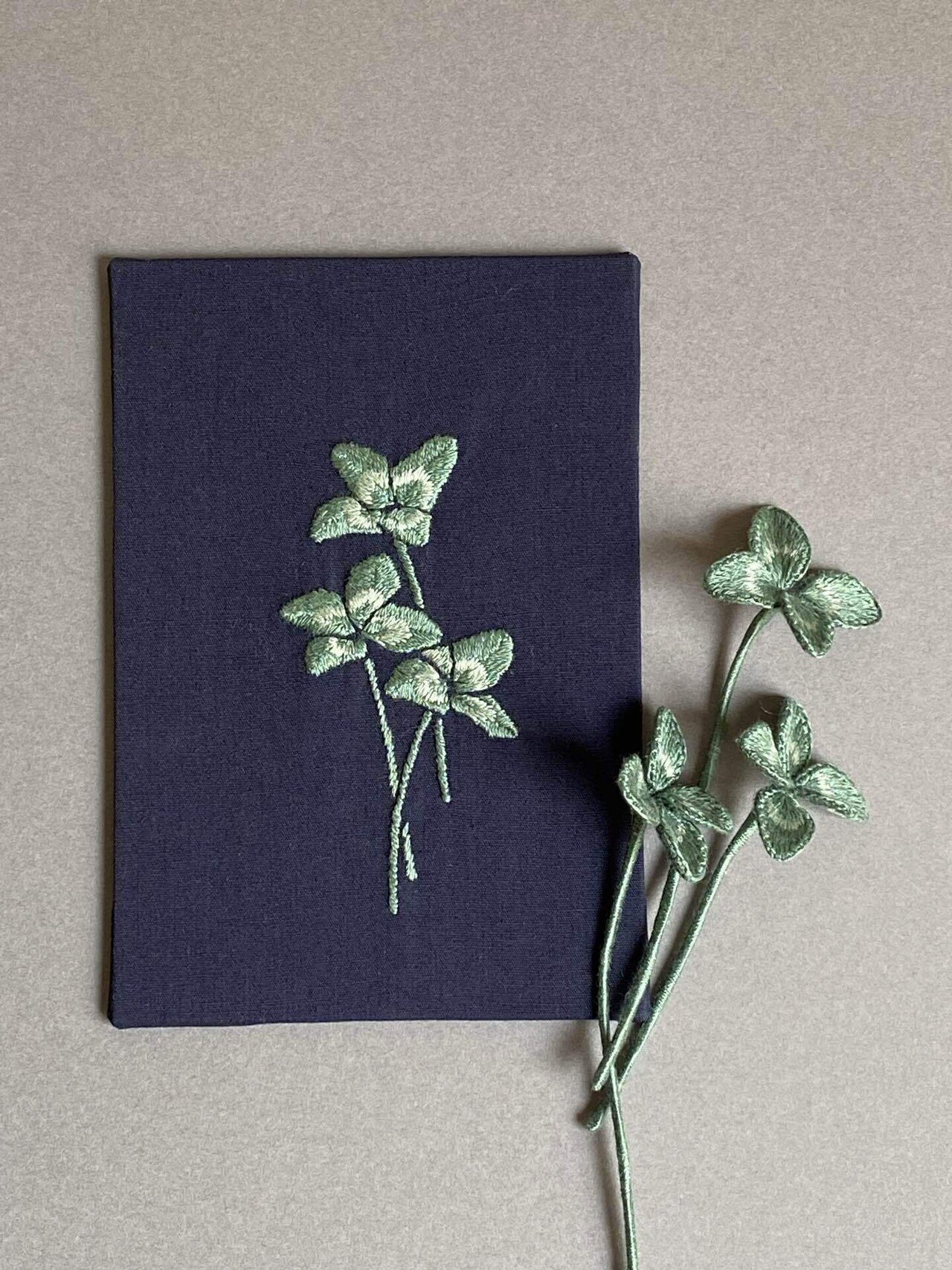 四つ葉のクローバー 立体刺繍と平面刺繍の作り方【無料図案
