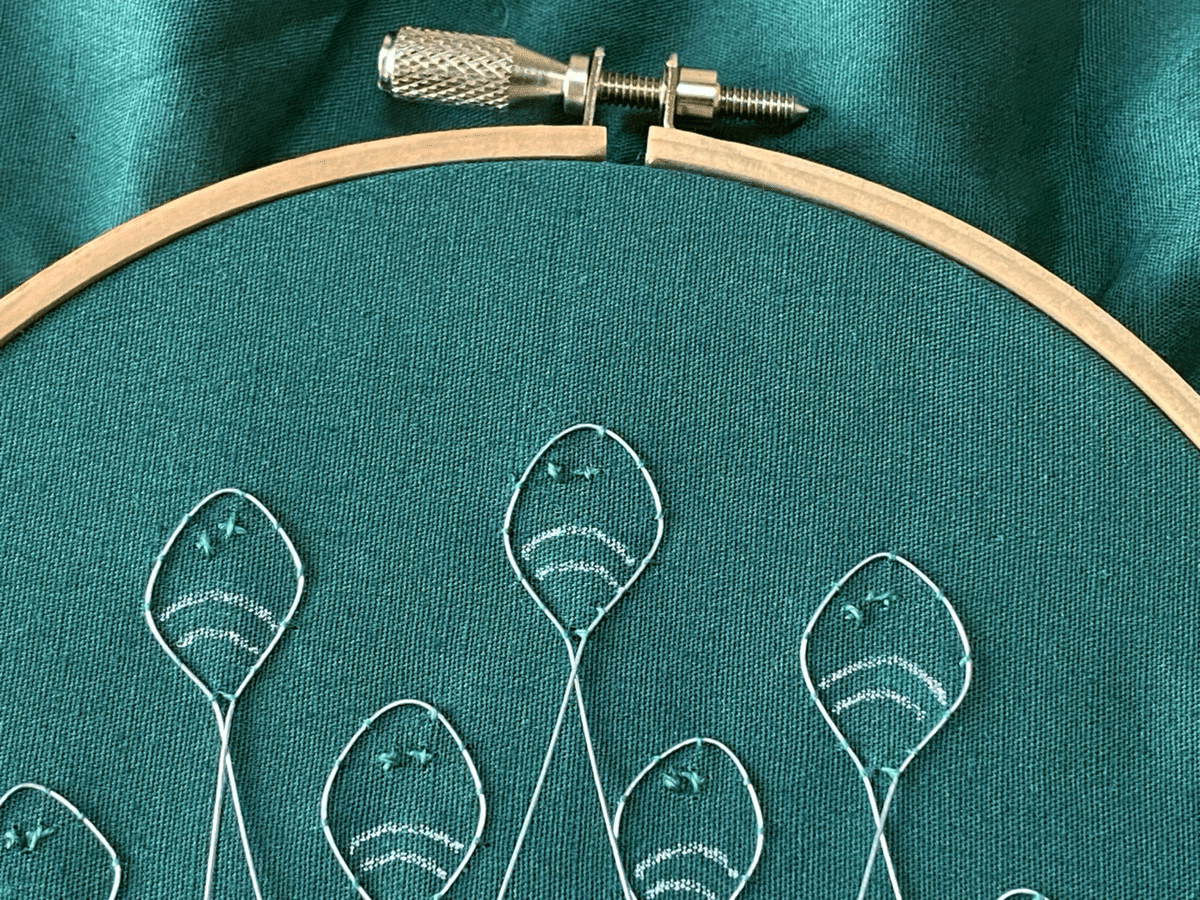 四つ葉のクローバー 立体刺繍と平面刺繍の作り方【無料図案