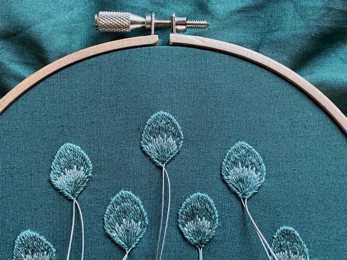 BOTT 四つ葉のクローバー刺繍 ホワイトキャップ 四つ葉のクローバー 立体刺繍と平面刺繍の作り方【無料図案