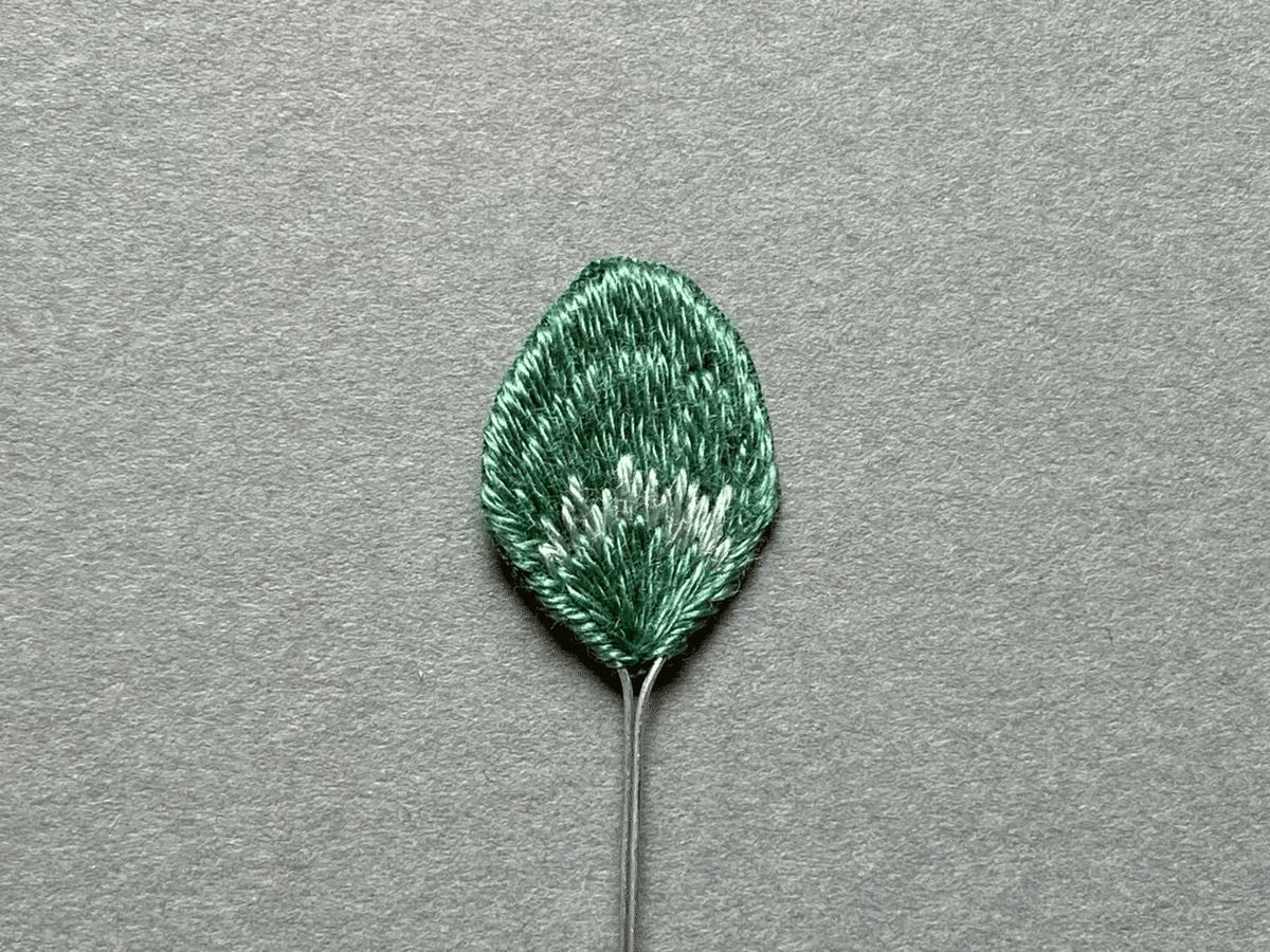 四つ葉のクローバー 立体刺繍と平面刺繍の作り方【無料図案