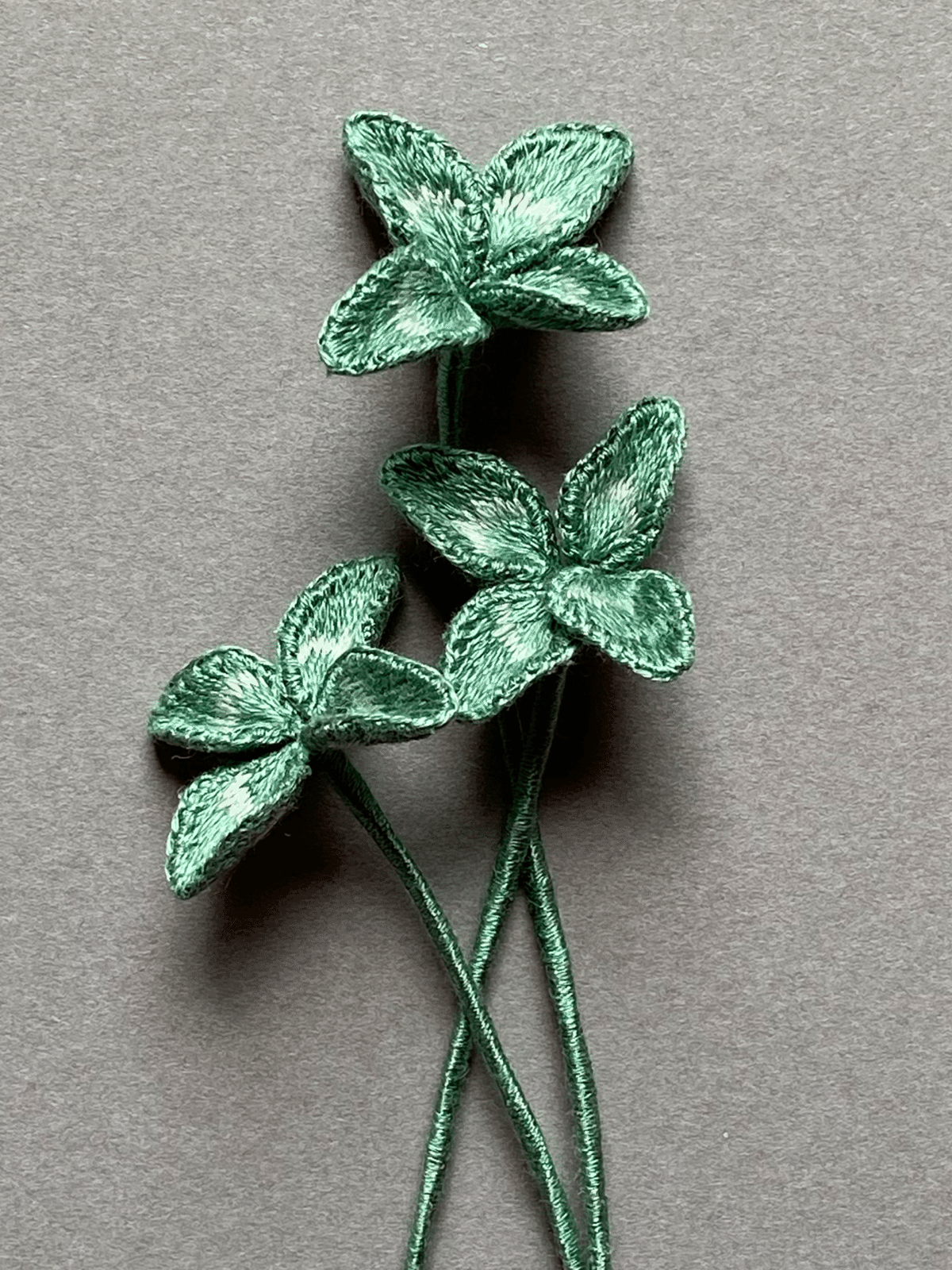 BOTT 四つ葉のクローバー刺繍 ホワイトキャップ 四つ葉のクローバー 立体刺繍と平面刺繍の作り方【無料図案