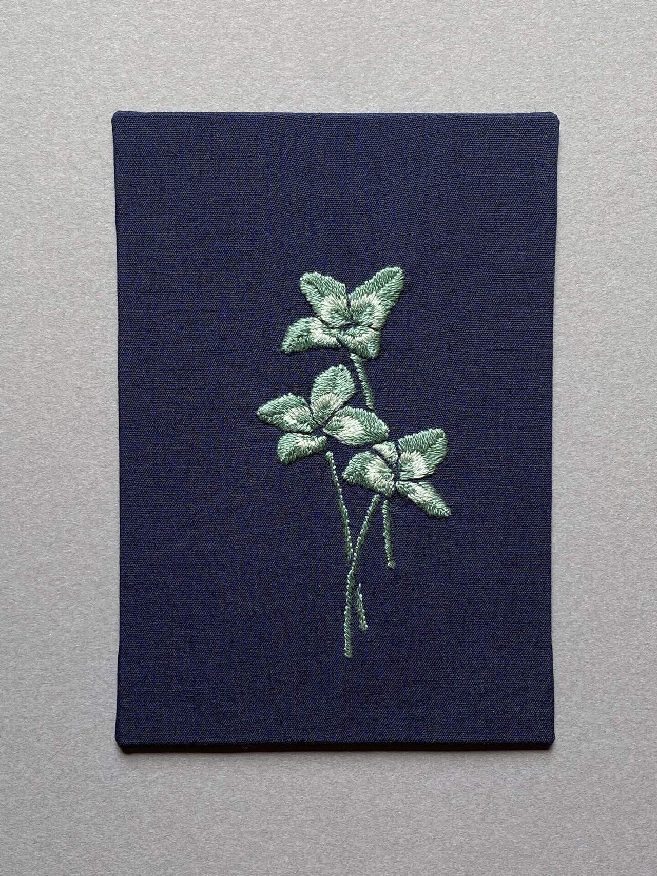四つ葉のクローバー 立体刺繍と平面刺繍の作り方【無料図案