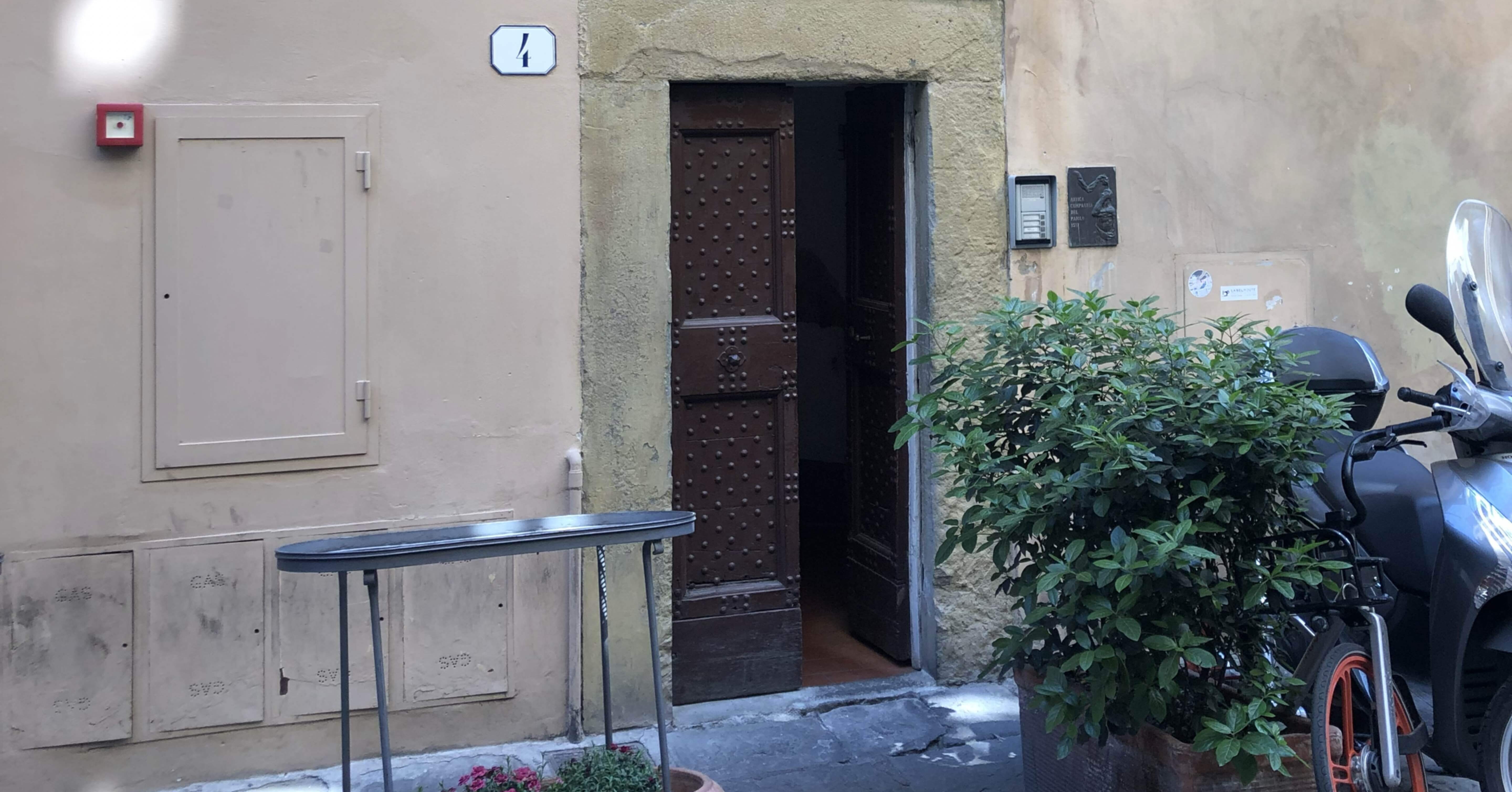 欧州 玄関ドアの真ん中にドアノブが！｜てんぷら