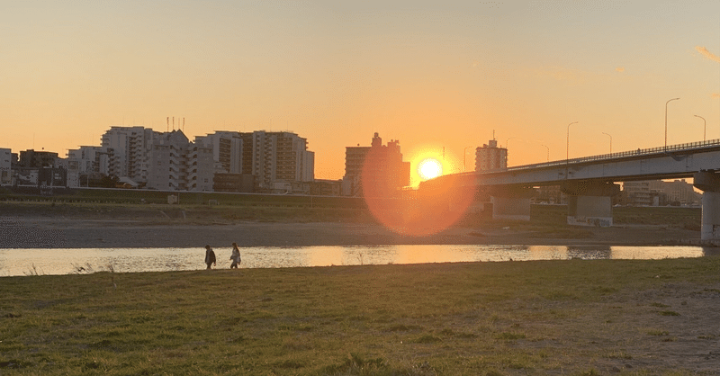 ふんわりと浮かんだ風景は、河川敷。