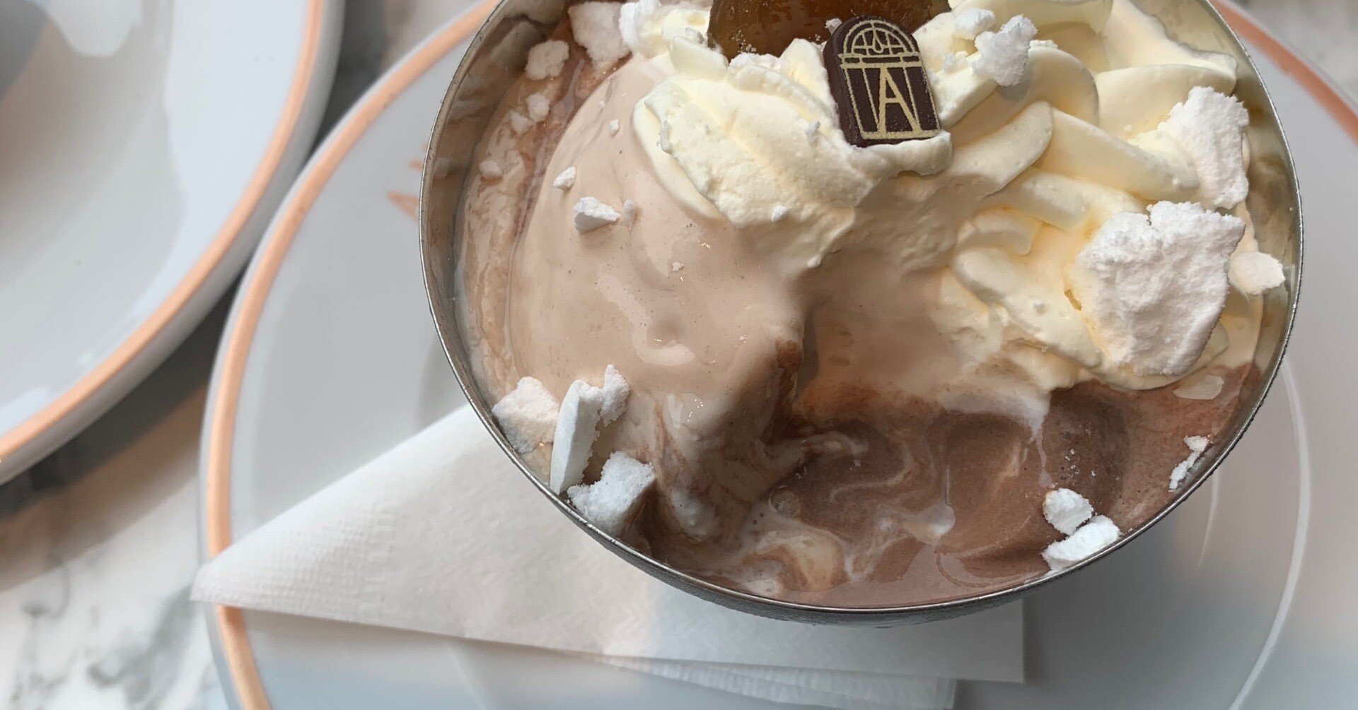 日本再上陸のティーサロン「アンジェリーナ」で優雅な栗活🌰🦢｜Qmi(き