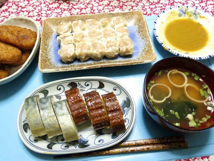 今夜は東京土産の鯖寿司、穴子寿司、横浜のシュウマイ、コロッケ、即席お味噌汁です。