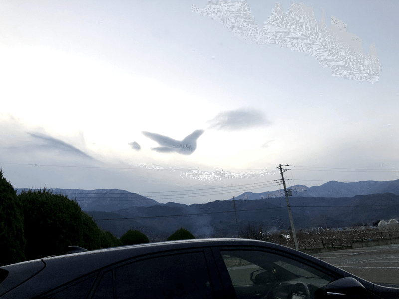 鳩のような形の雲と、羽のような形の雲