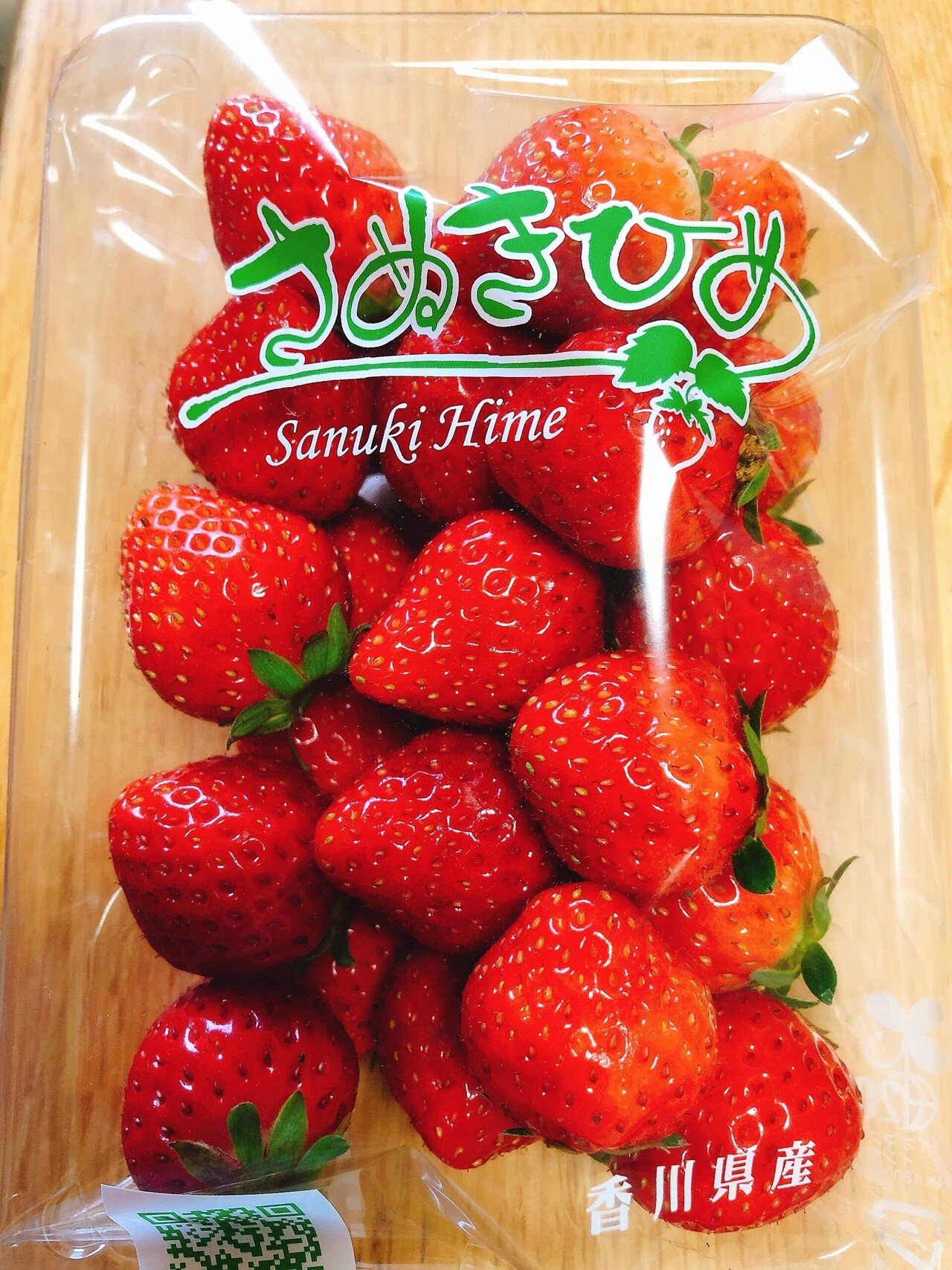 Shiawasemon | 収穫ハウスの片付けしてます いちごの果汁で手の