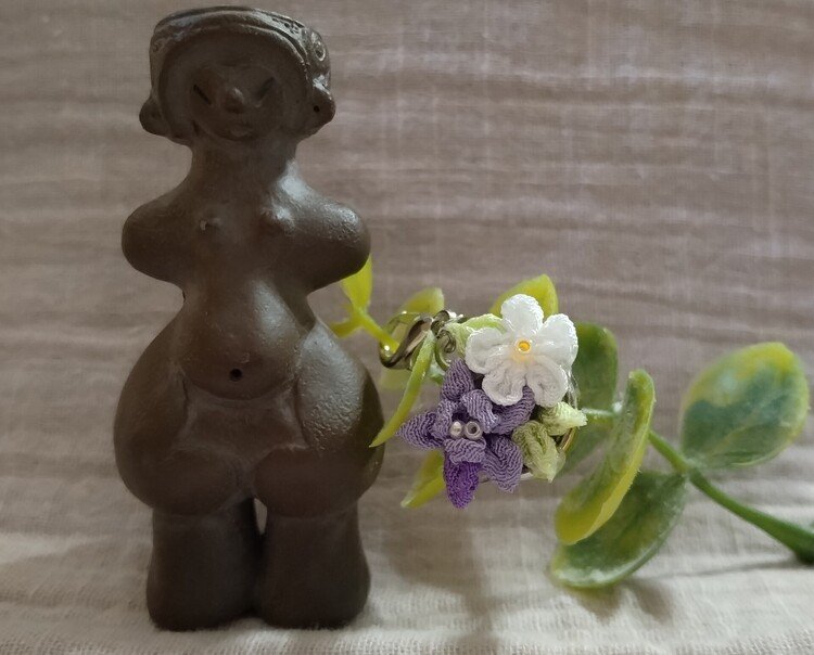 第１０弾　ビーナス土偶。つまみ細工でオダマキのチャームを作りました。１２㍉、10㍉の花を付けてみました。花を表現するのがとても難しかったです（；^ω^）