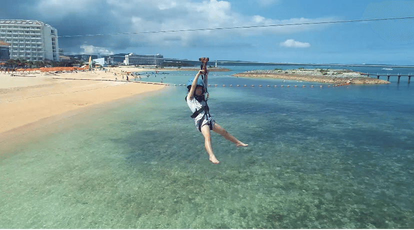 エメラルドグリーンの海上250mを空中散歩！PANZA沖縄のジップラインを