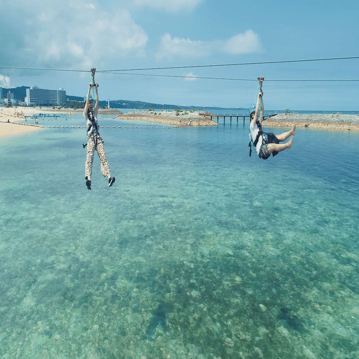 エメラルドグリーンの海上250mを空中散歩！PANZA沖縄のジップラインを